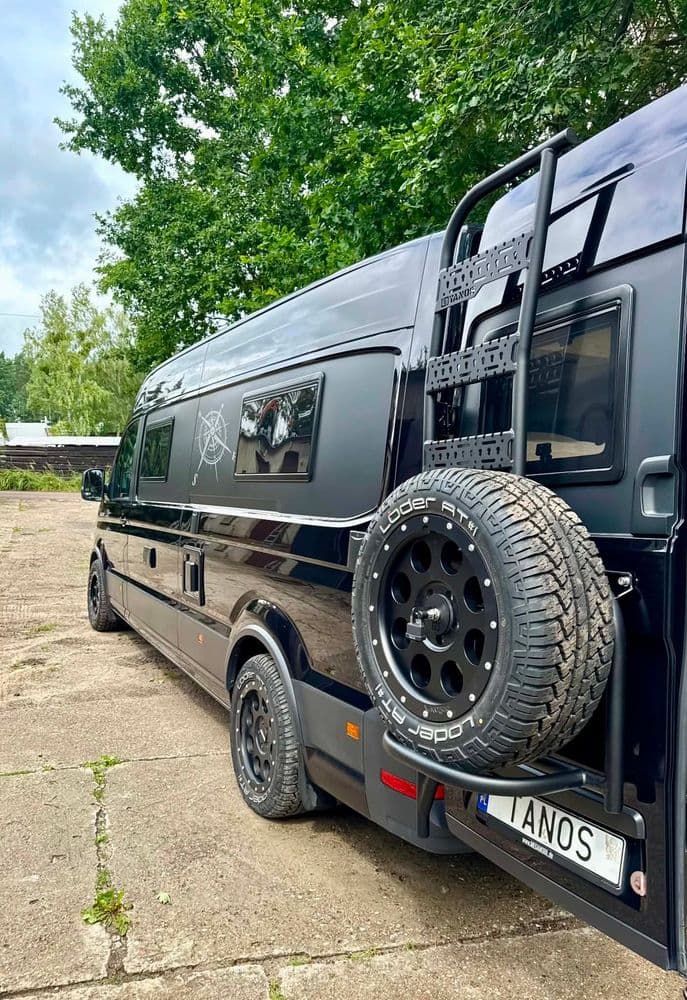 Aluminiowe mocowanie koła zapasowego z drabinką do MAN TGE, Crafter 2 i Grand California