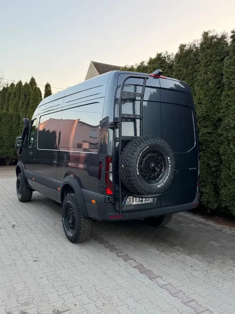 Aluminiowe mocowanie koła zapasowego z drabinką do Mercedes Sprinter 907 thumbnail 2