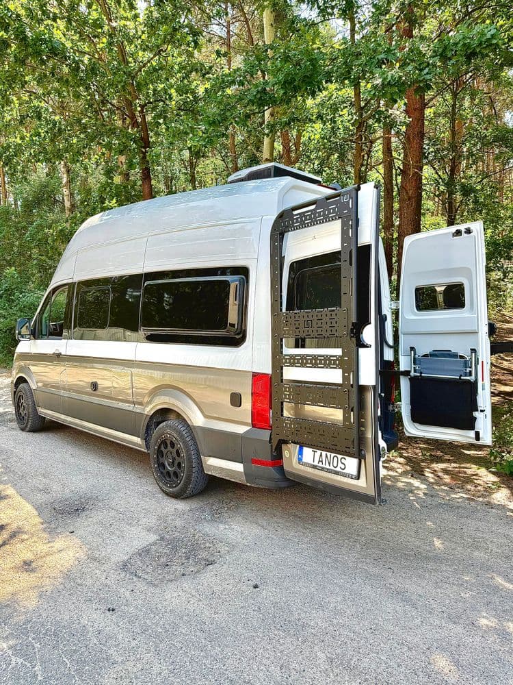 Aluminiowy stelaż wielofunkcyjny do pojazdów MAN TGE, Volkswagen Crafter 2 oraz Volkswagen Grand California montowany na lewych drzwiach